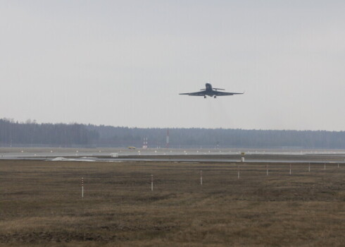 В аэропорту Риги самолет начал посадку до того, как другой самолет покинул взлетно-посадочную полосу