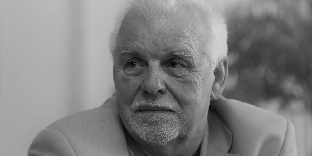 Stradiņa slimnīcā mūžībā devies populārais latviešu rakstnieks Andris Kolbergs