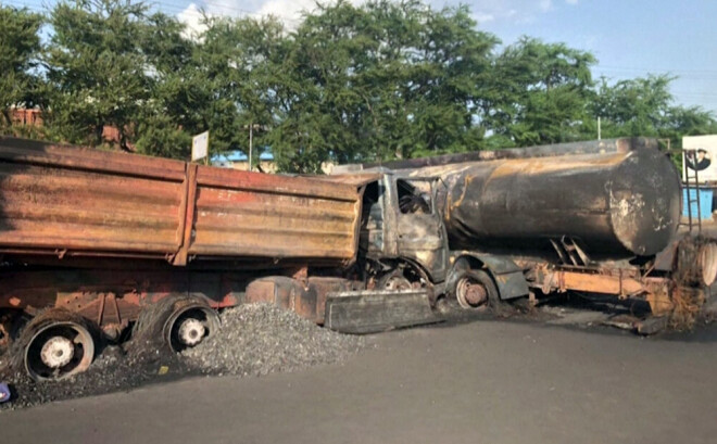 Sprādziens noticis, degvielas vedējam saduroties ar citu automašīnu ielu krustojumā.