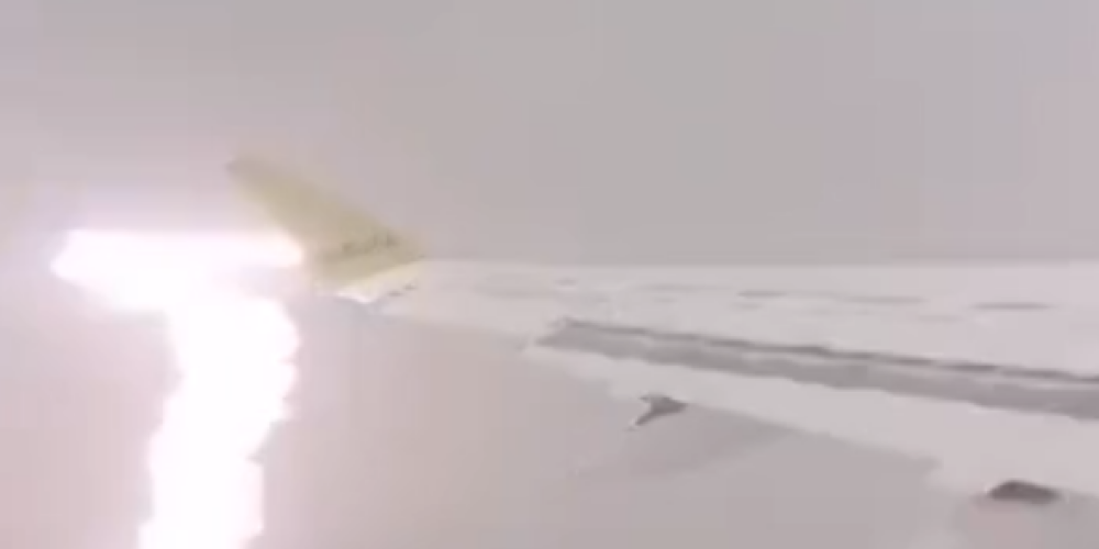 Самолет airBaltic, направлявшийся в Испанию, вернулся в аэропорт Таллина: в него ударила молния