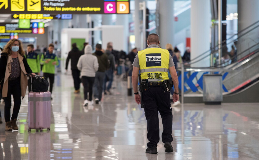 Spānijas policija Maljorkā aizturējusi aviopasažierus, kas neplānotas nolaišanās laikā mēģinājuši aizbēgt