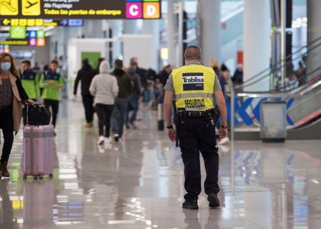 Spānijas policija Maljorkā aizturējusi aviopasažierus, kas neplānotas nolaišanās laikā mēģinājuši aizbēgt