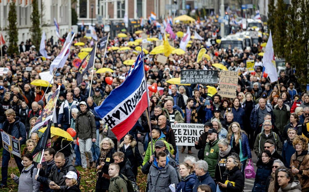 Vairāki tūkstoši Nīderlandē protestē pret atkal ieviestajiem karantīnas ierobežojumiem