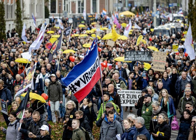 Vairāki tūkstoši Nīderlandē protestē pret atkal ieviestajiem karantīnas ierobežojumiem