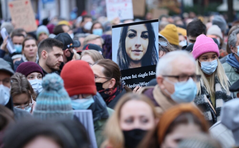 Vai pirmā abortu aizlieguma upure? Polija sēro par jaunas sievietes nāvi
