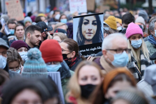 Izabella nomira 30 gadu vecumā, esot 22. grūtniecības nedēļā.