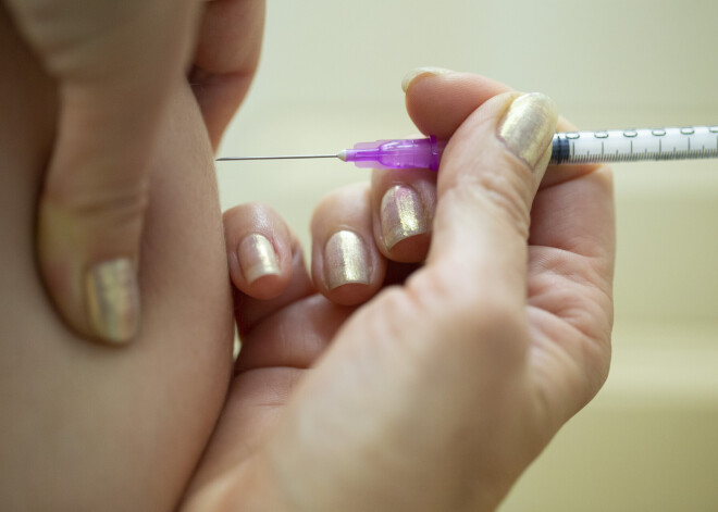 Turpina samazināties pirmās Covid-19 potes saņēmēju skaits