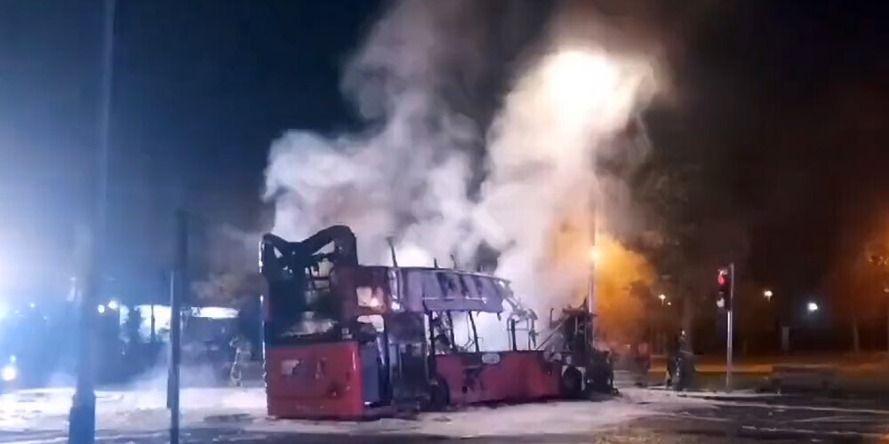 Autobusa nolaupītāji lika izkāpt šoferim un pasažieriem, bet pēc tam to aizdedzināja.