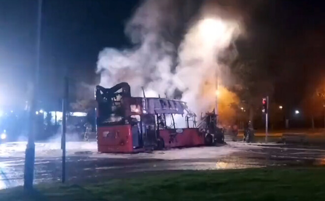 Autobusa nolaupītāji lika izkāpt šoferim un pasažieriem, bet pēc tam to aizdedzināja.