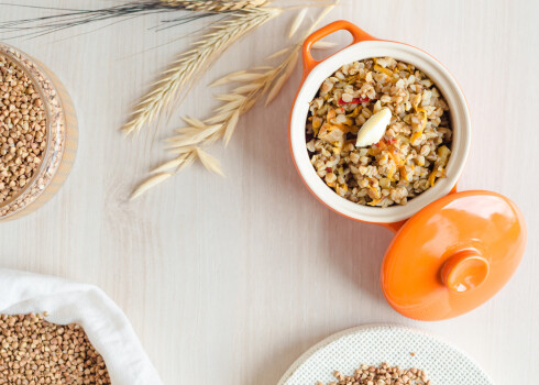 Podiņā gatavoti griķi ar zivi