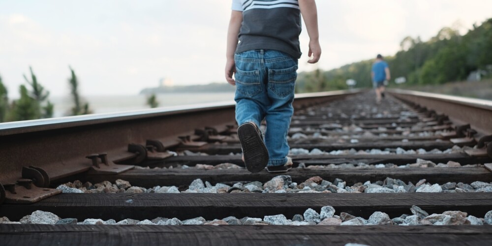 Игры на железной дороге закончились страшной трагедией: ток убил двух детей