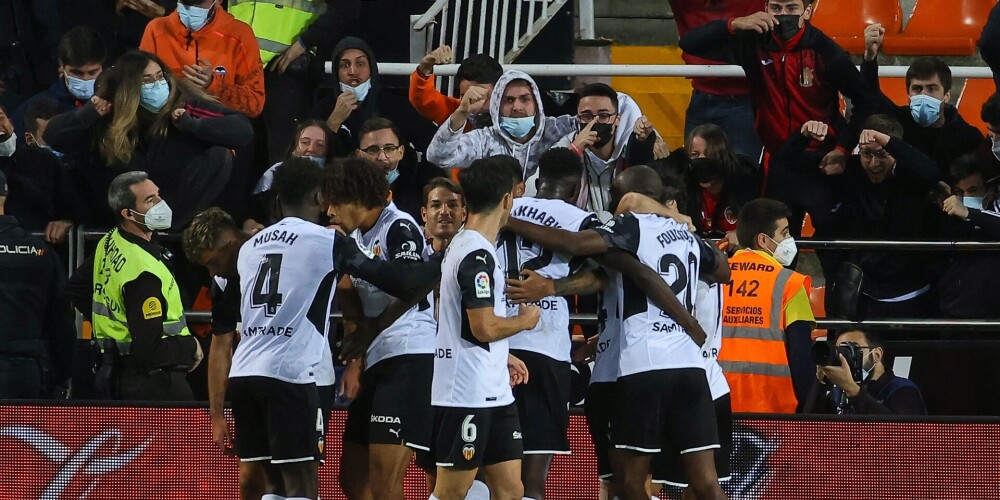 "Valencia" futbolisti priecājas par vārtu guvumu.