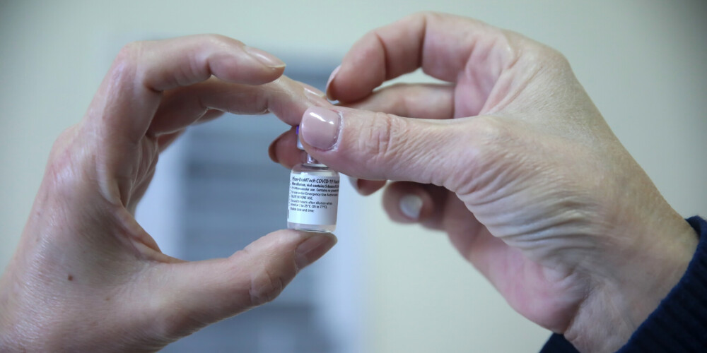 Врачи в Греции прививали за взятки настоящей вакциной