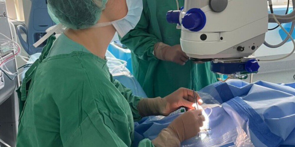 В Латвии 2-месячному малышу провели уникальную операцию, без которой у ребенка не было бы шансов видеть одним глазом