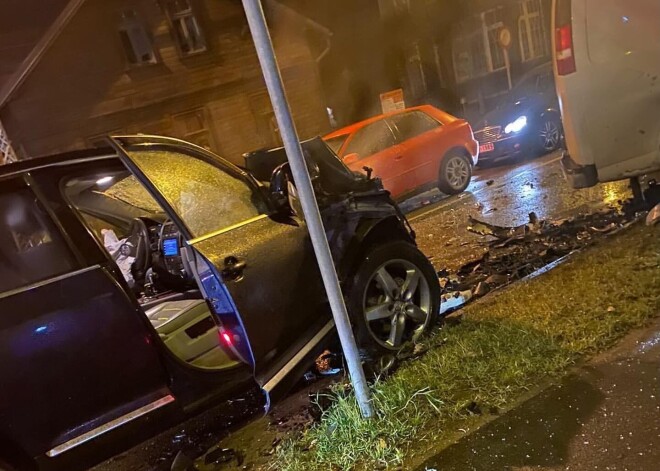 Ceļu satiksmes negadījumā Rīgā cietuši divi cilvēki