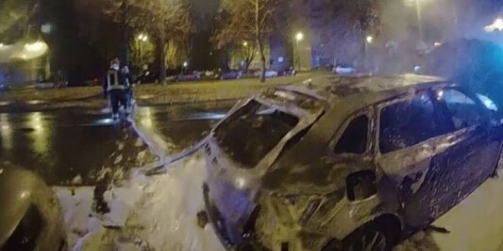 В Риге сгорел автомобиль; хозяин от увиденного потерял сознание
