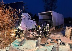 Pēc avārijas gan kravas auto, gan māja, kurā tas ietriecās, pārvērtās lūžņu un drupu kaudzē.