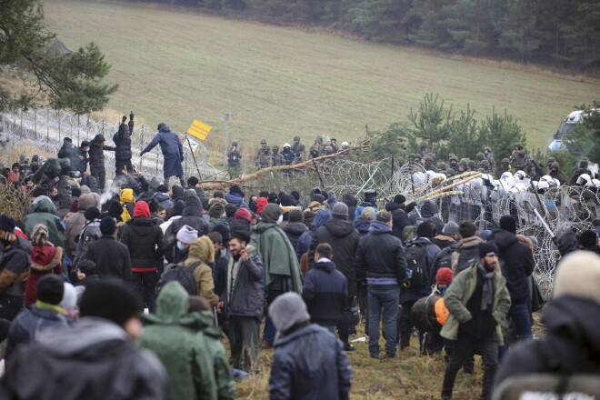 Migrantu pūlis pie Baltkrievijas-Polijas robežas. Foto uzņemts 8. novembrī. 