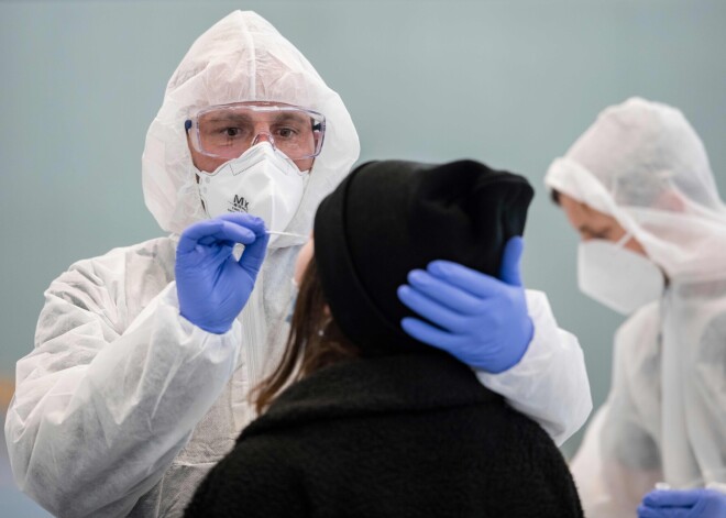 Covid-19 kontaktpersonas statusā nonākuši vakcinēti darbinieki un skolēni varēs neievērot karantīnu, veicot pārbaudi ar antigēna testiem