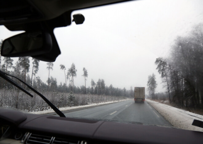 Autovadītājiem Vidzemē jāuzmanās no ceļu apledojuma