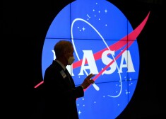 "Atgriešanās uz Mēness iespējami ātri un droši ir aģentūras prioritāte," preses konferencē pavēstīja NASA administrators Bils Nelsons.