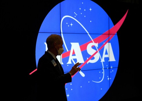 "Atgriešanās uz Mēness iespējami ātri un droši ir aģentūras prioritāte," preses konferencē pavēstīja NASA administrators Bils Nelsons.