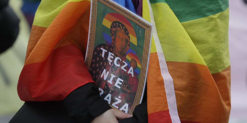 Par plakātiem ar "varavīksnes" Jaunavu Mariju apsūdzēto solā atgriezušās Polijas aktīvistes