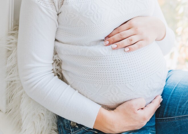 Dzemdību nams atgādina par riskiem grūtniecei un mazulim, topošajai mātei saslimstot ar Covid-19