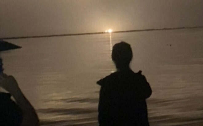 Cilvēki ar interesi vēro "SpaceX" kosmosa kuģa pacelšanos.