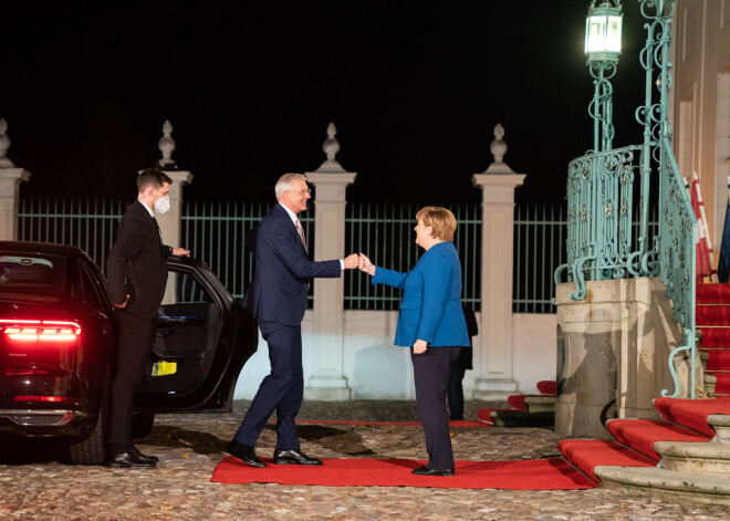 FOTO: Kariņš atvadu vizītē tiekas ar Vācijas kancleri Merkeli