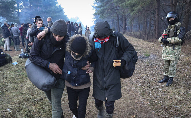 "Baltkrievu karavīri paši piespiež un palīdz migrantiem šķērsot robežu," atklāja kāds migrants.