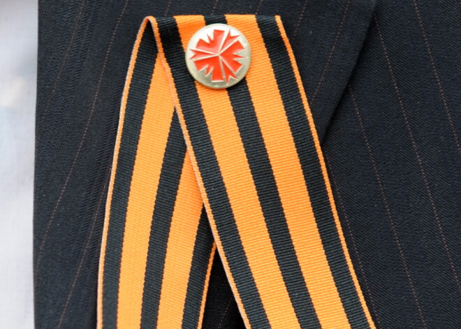 Aizliedz Georga lenšu izmantošanu publiskos pasākumos