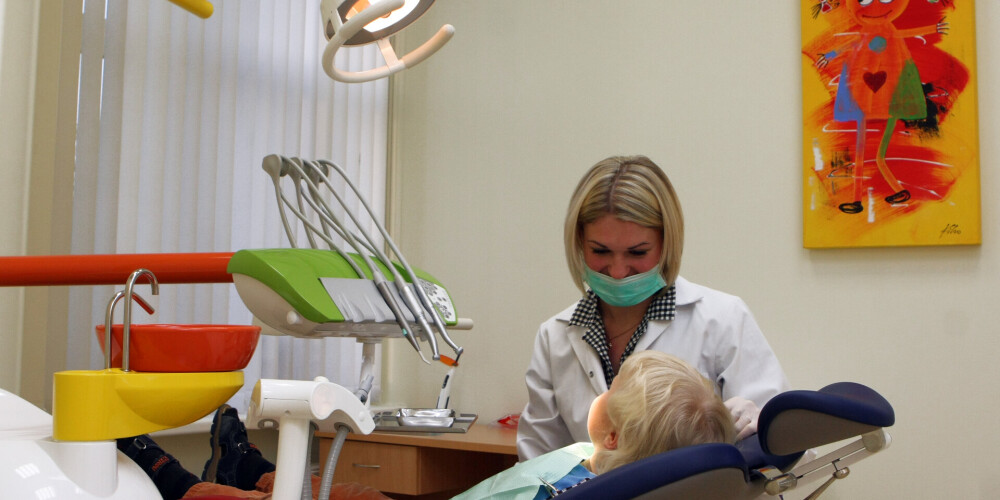 Рижанка в шоке: чтобы ребенок смог попасть на бесплатный визит к стоматологу, нужно ждать четыре года