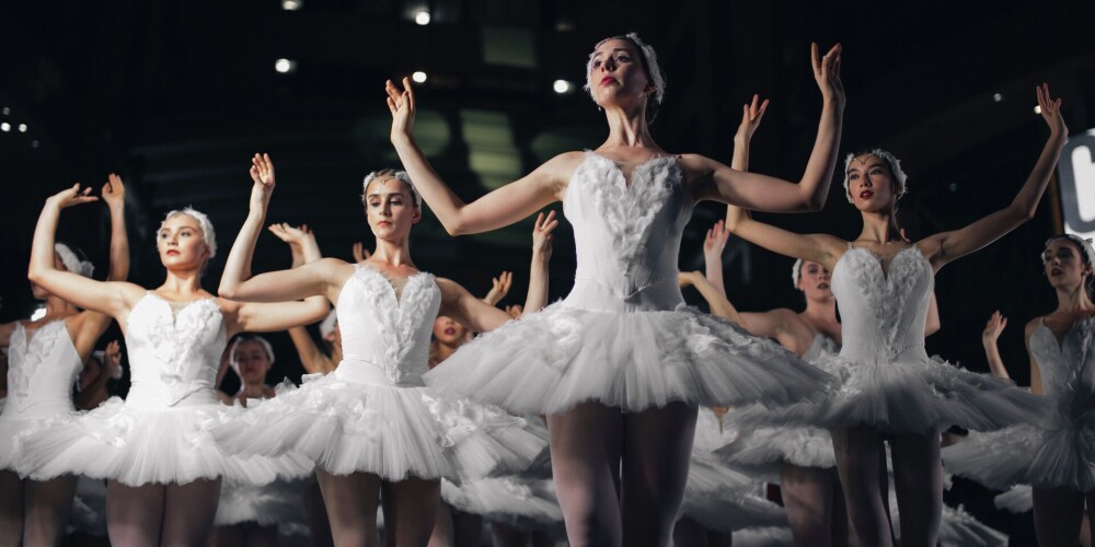 Нарушение цикла и надрывы мышц: врач рассказал, как занятия балетом отражаются на здоровье
