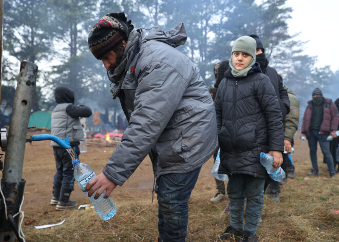 "Viņš sita mūs trīs stundas" ārvalstu mediji pastāsta par kādu polieti, kura savās mājās slēpusi migrantus no Baltkrievijas