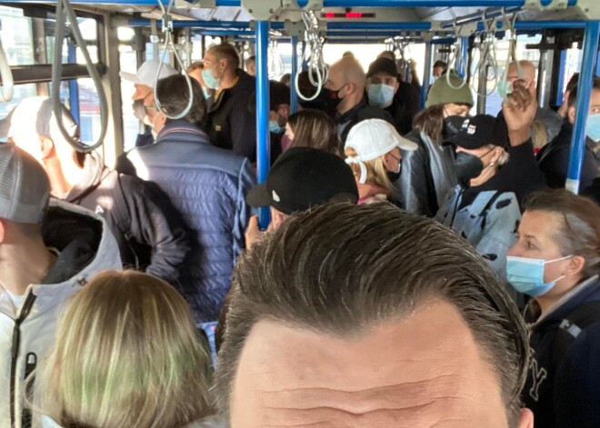 Sūdzas par pārpildītiem lidostas autobusiem