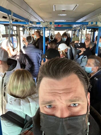 Tā izskatījās lidostas autobusā, kas veda pasažierus uz Helsinku reisu.