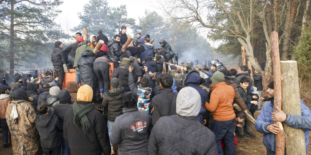 Migranti uz Polijas-Baltkrievijas robežas.