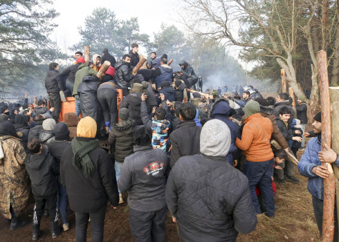 Migranti uz Polijas-Baltkrievijas robežas.