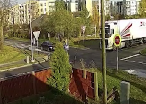 Rīgā izveidojies potenciāls auto avāriju "melnais punkts" Kaivas ielā