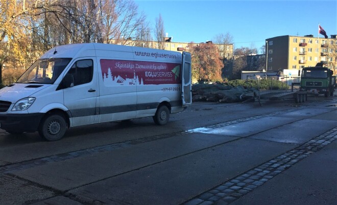 Jelgavā, Hercoga Jēkaba laukumā, izveido konstrukcijas un pieved eglītes centrālās egles veidošanai.