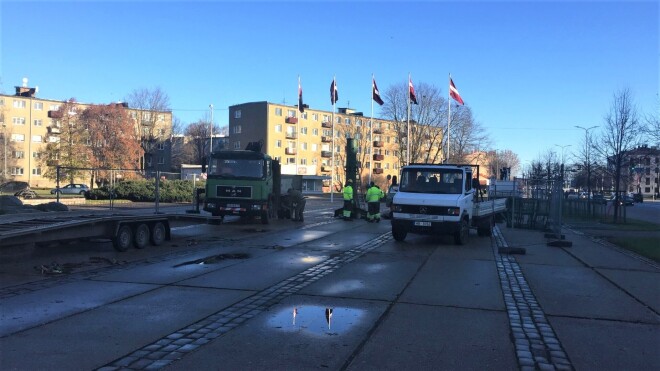 Jelgavā, Hercoga Jēkaba laukumā, izveido konstrukcijas un pieved eglītes centrālās egles veidošanai.