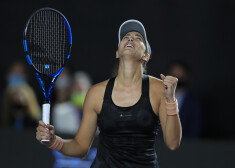 Divu atpalicēju cīņā uzvaru WTA sezonas noslēguma turnīra spēlē svin Mugurusa