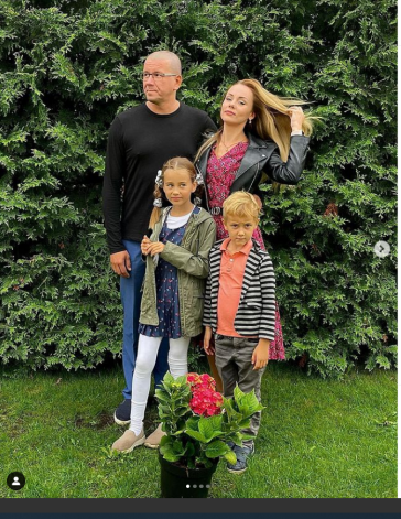 Ar vīru Jāni un bērniem 1. septembrī, skolas gaitas uzsākot.