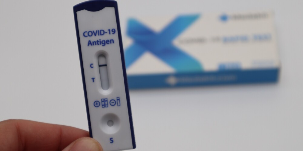 Vakcinēti darbinieki un skolēni, kuri kļuvuši par Covid-19 kontaktpersonām, varēs neievērot karantīnu, veicot pārbaudi ar antigēna testiem