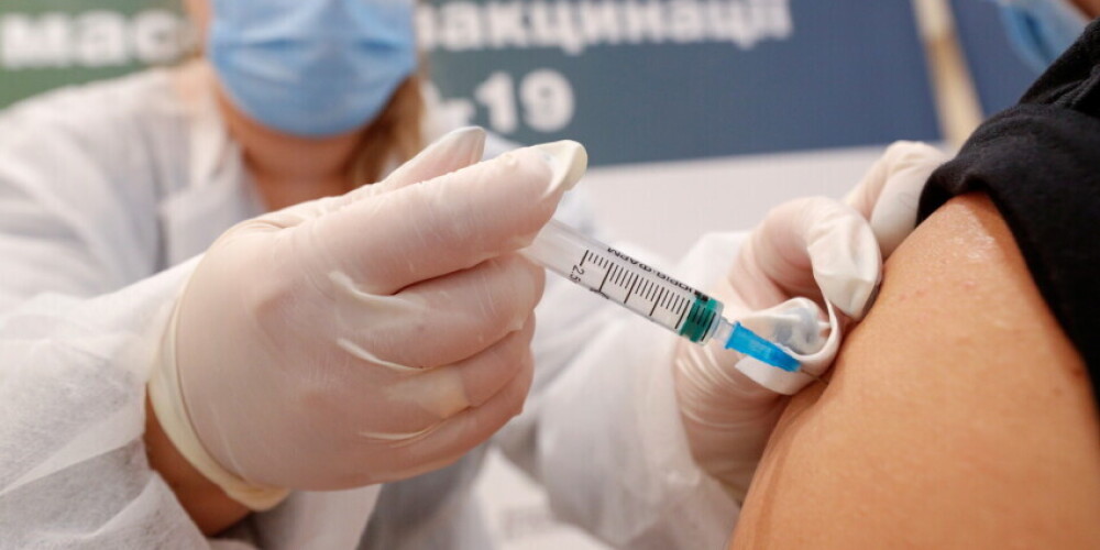 Вакцинированным гражданам Украины будут выплачивать деньги после получения второй прививки