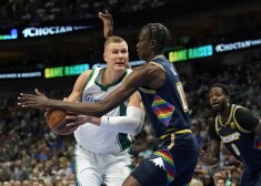 Kristaps Porziņģis caurgājienā pret Bolu Bolu.