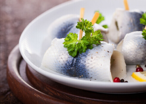 Pasniedzot galdā, siļķu veltnīšus veselus vai vislabāk sagrieztus šķēlēs kārto glītās rindās siļķu traukā. Rotā ar marinētām sīpolu šķēlītēm un zaļumiem.