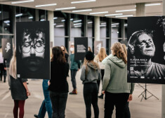 Pie katras fotogrāfijas ir QR kods, kuru aktivizējot būs iespēja dzirdēt attēlā redzamā korista balsi.  Izstādes pilnvērtīgai baudīšanai nepieciešams: viedtālrunis, interneta savienojums un QR koda lasītājs.