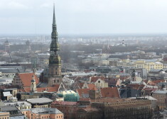 Rīgas Svētā Pētera baznīcas tornis un Vecrīga.